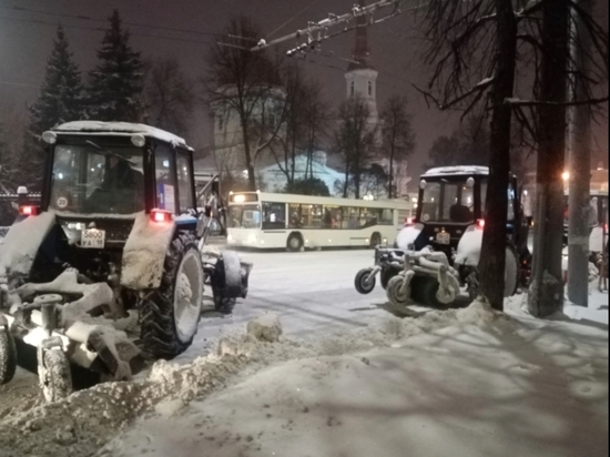 Более 100 единиц снегоуборочной техники вышли на улицы Ижевска ночью и утром 27 января после снегопада