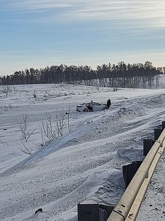 В Кузбассе водитель на иномарке вылетел с трассы и перевернулся
