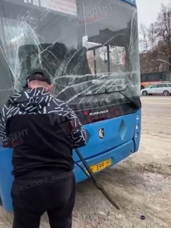 Пассажирские автобусы столкнулись рядом с кемеровской остановкой