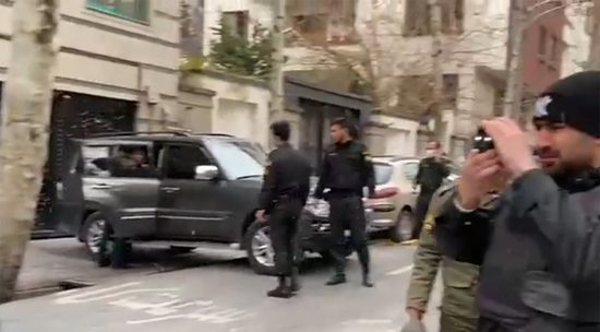 Видео с места атаки на посольство Айзербайджана в Иране 