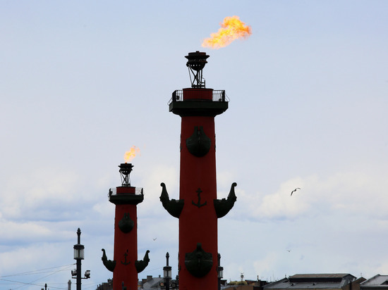 Факелы Ростральных колонн зажгли 27 января в честь Дня полного снятия блокады Ленинграда