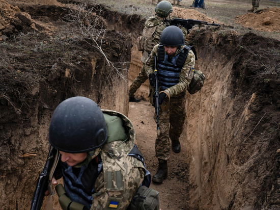 В Соединенных Штатах и Европейском союзе опасаются, что украинский конфликт может пойти по сценарию противостояния артиллерии в стиле Первой мировой войны, а линии соприкосновения будут неподвижны, сообщает Bloomberg