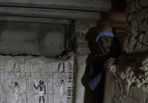 В Египте, рядом со Ступенчатой пирамидой в Саккаре, построенной знаменитым зодчим Имхотепом для погребения фараона Джосера, археологи обнаружили покрытую золотом мумию