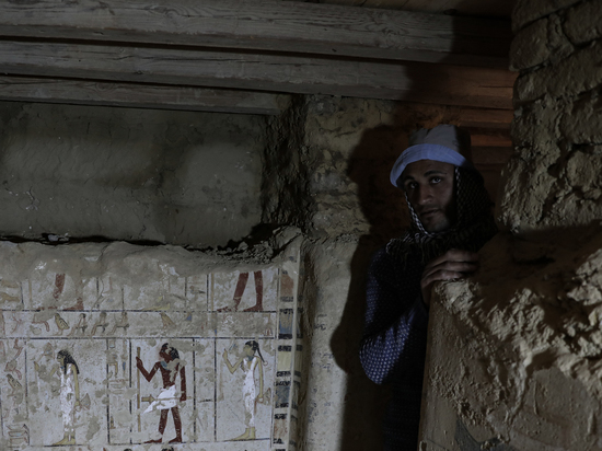 В Египте, рядом со Ступенчатой пирамидой в Саккаре, построенной знаменитым зодчим Имхотепом для погребения фараона Джосера, археологи обнаружили покрытую золотом мумию