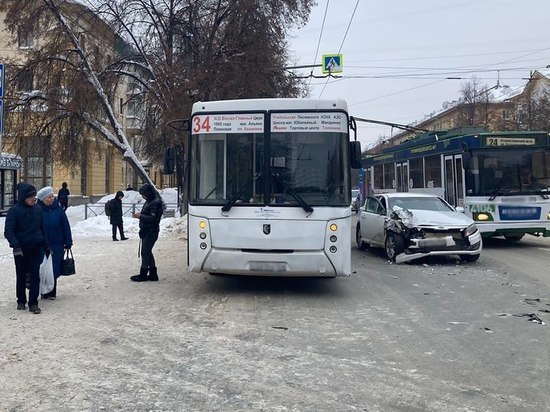 В Новосибирске иномарка врезалась в автобус, сбив пешехода