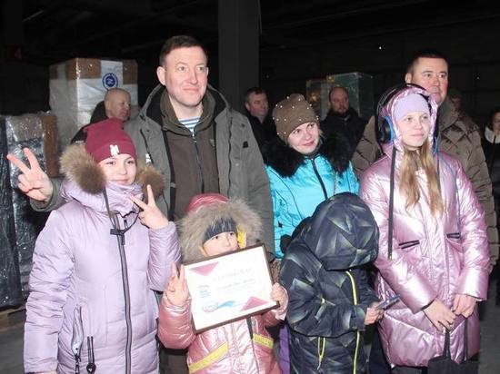 "Единая Россия" передала жителям Мариуполя сертификаты на новую мебель и бытовую технику