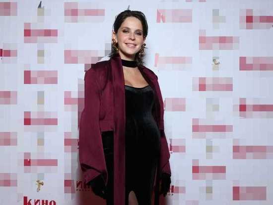 Беременная Лиза Моряк появилась на красной дорожке за месяц до родов