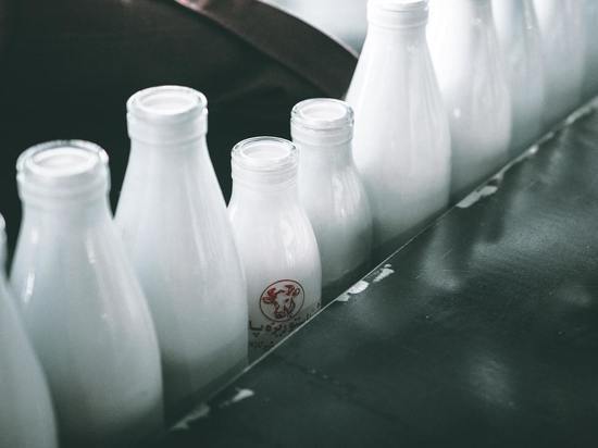 Замгубернатора Красноярского края возмутился маленькому объему бутылки молока