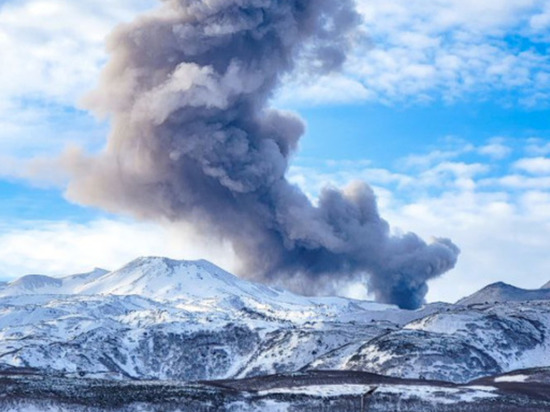 Вулкан Эбеко на Курилах выбросил столб пепла на 3 км