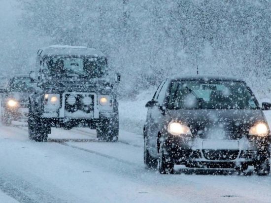 В Омске ГИБДД призвала водителей к осторожности из-за снегопада и метели