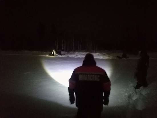 В Ноябрьске рыбаки попали в наледь на озере и не смогли выбраться без спасателей