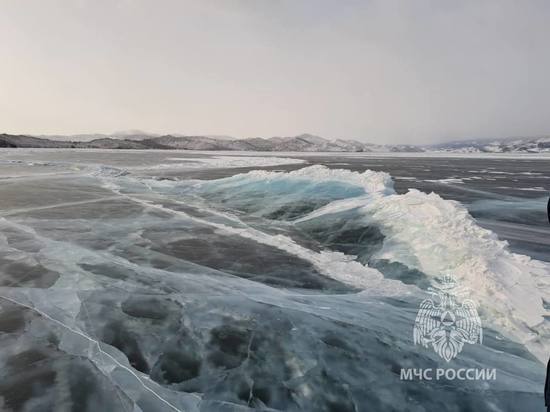 Из-за огромной трещины ездить по льду Малого Моря запрещено