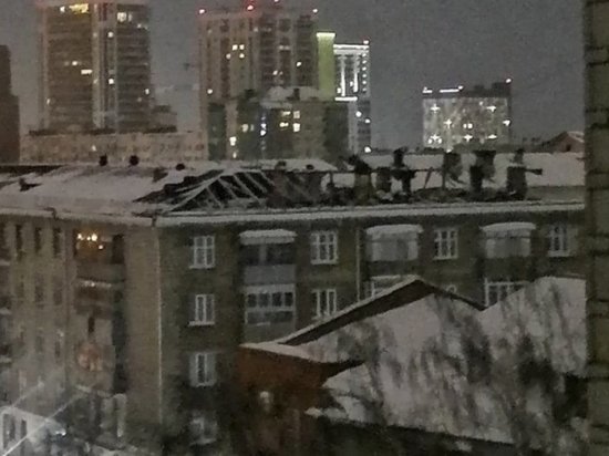 Сильный ветер снес крышу дома в центре Новосибирска