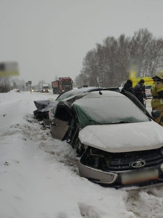 В Томске водитель и пассажирка Lada Granta попали в больницу после ДТП