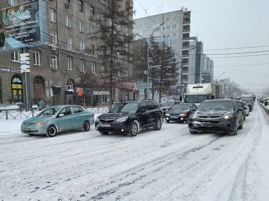 Пробки в 9 баллов образовались на дорогах Новосибирска из-за снегопада и метели