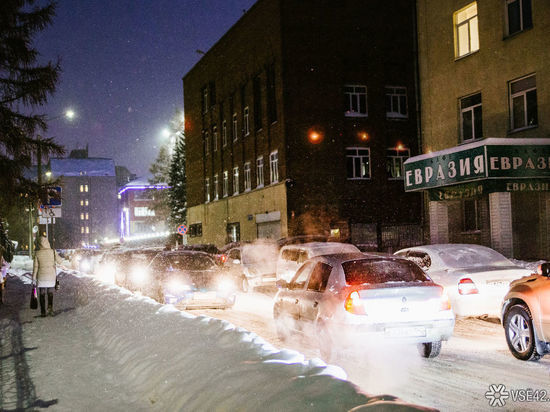 Километровые пробки возникли из-за массовых аварий в Кемерове