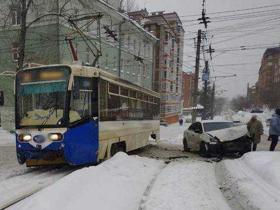 В Томске днем 28 января трамвай столкнулся с иномаркой