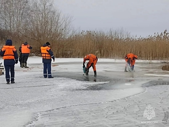 В Липецке из Матырского водохранилища достают третью машину рыбаков