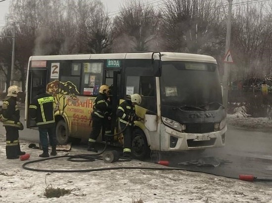 Появилось видео горящего автобуса №53 на улице Бирюзова в Рязани