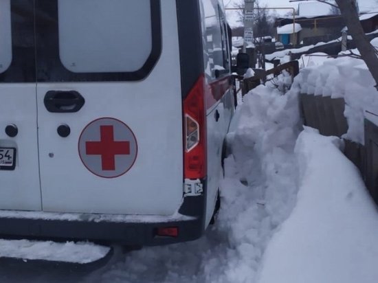 Автомобили скорой и полиции застряли в снегу в Новосибирске