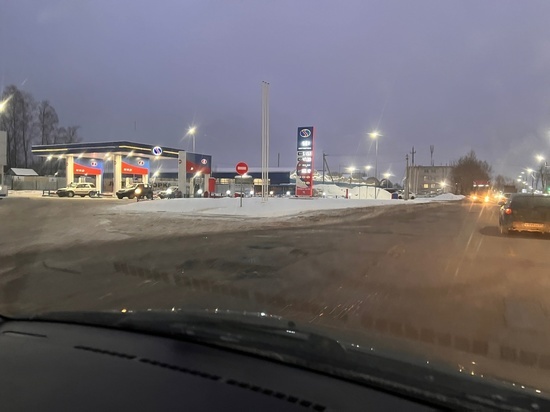 Бежецкое шоссе под Тверью превратилось в дорогу из ям: видео