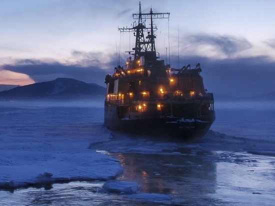 На Камчатке маломерное судно застряло во льдах Авачинской бухты