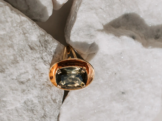 У безработного из Петербурга украли старинное кольцо с бриллиантами и монеты царской чеканки