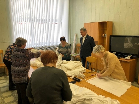 Жители Крестцов раскраивают пеленки и простыни для госпиталей, в которых лечатся военные