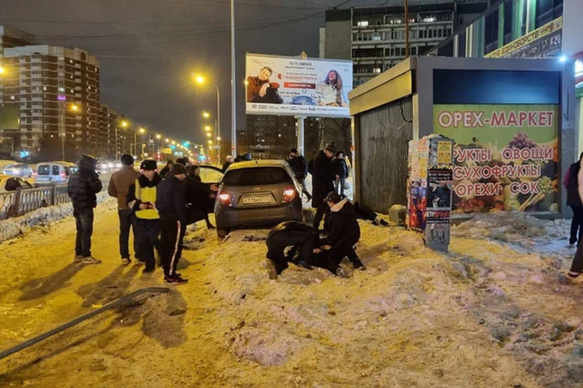 Сбила толпу людей. Фото людей на улице. Машина на улице. Пешеход. В Екатеринбурге девушка сбила 4 пешеходов.