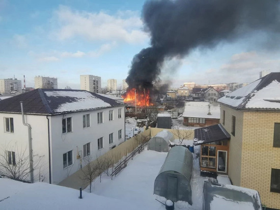 Частный жилой дом вспыхнул на Вторчермете в Екатеринбурге