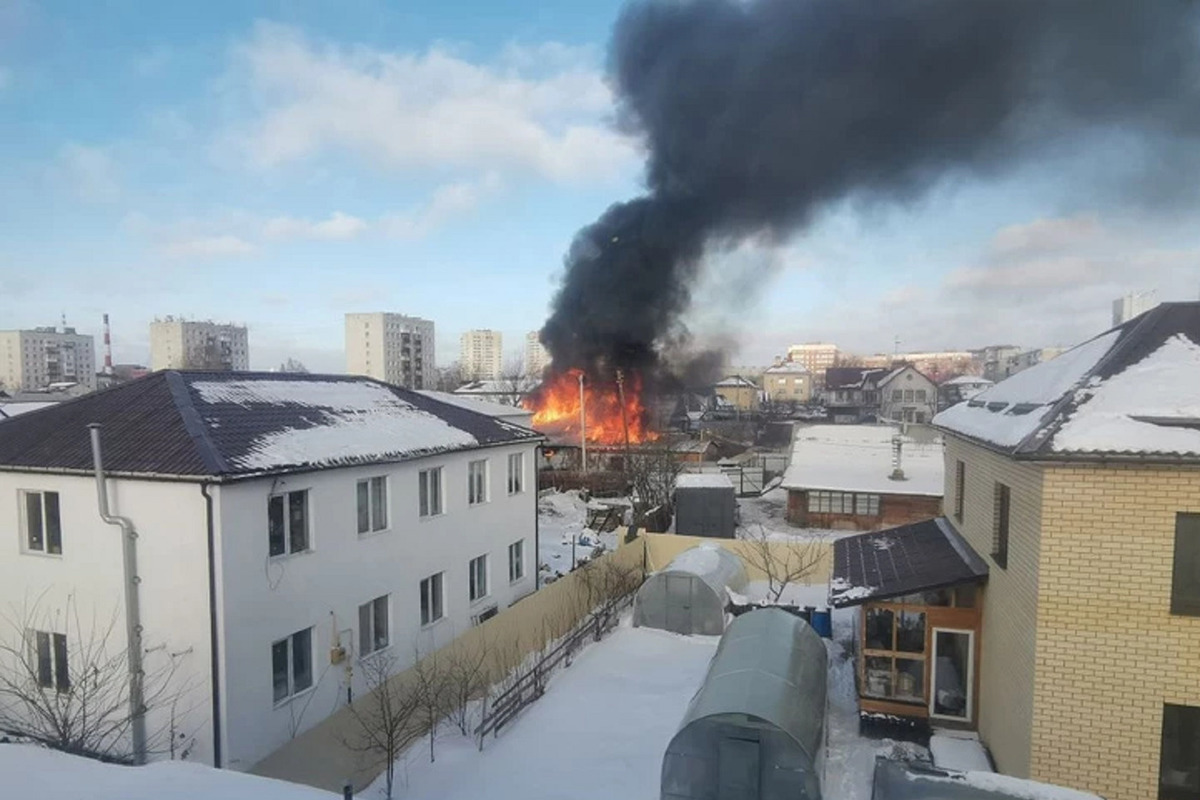 Частный жилой дом вспыхнул на Вторчермете в Екатеринбурге - МК Екатеринбург