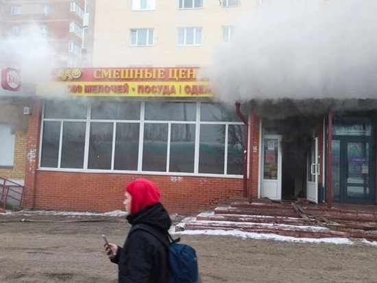 Более 30 человек эвакуировали из‑за пожара в магазине в подмосковной Ивантеевке