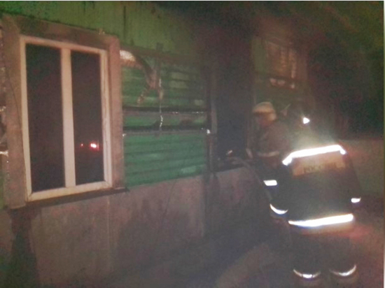 В Лискинском районе Воронежской области из горящего дома госпитализировали хозяина с ожогами