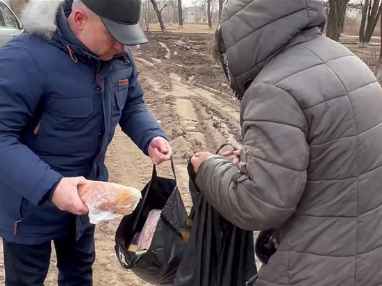 Глава Кромского района Усиков накормил жителей села в ЛНР
