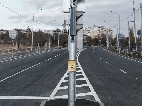 22-летний водитель ВАЗа врезался в столб на юге Волгограда и погиб