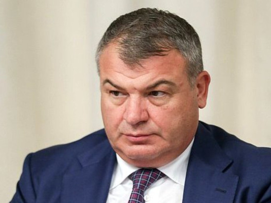 В корпорации «Ростех» опровергли отъезд экс-главы Минобороны Сердюкова из России