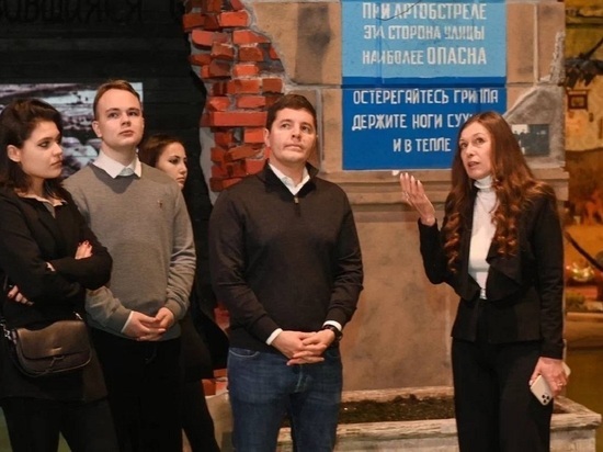 Дмитрий Артюхов в Санкт-Петербурге сводил ямальских студентов на посвященную блокадному Ленинграду выставку