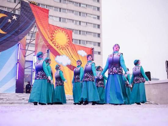 В центре Мурманска встретили солнце народными гуляниями