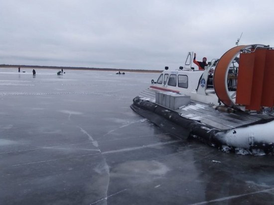 Спасатели из Новой Ладоги ловили выходящих на неокрепший лед рыбаков