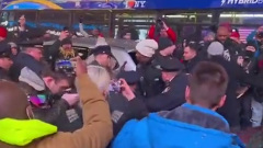 Протесты в центре Нью-Йорка превратились в драку: видео беспорядков