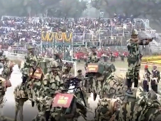 Индия показала на военном параде боевых верблюдов с минометами