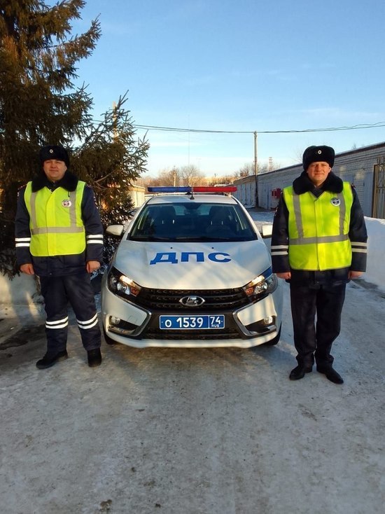 На автодороге Южноуральск – Магнитогорск госавтоинспекторы спасли замерзающую семью
