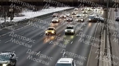В Москве на МКАД автомобиль перевернулся на крышу: кадры ДТП