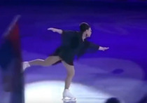 На церемонии открытия чемпионата Европы по фигурному катания на лед выпустили первую финскую фигуристку-трансгендера Минну-Марию Антикайнен. На шоу она попыталась изобразить несколько спортивных элементов, но в итоге упала и не смогла самостоятельно подняться.