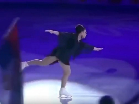 На церемонии открытия чемпионата Европы по фигурному катания на лед выпустили первую финскую фигуристку-трансгендера Минну-Марию Антикайнен. На шоу она попыталась изобразить несколько спортивных элементов, но в итоге упала и не смогла самостоятельно подняться.