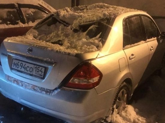В Новосибирске снежная глыба упала с крыши дома на припаркованный Nissan