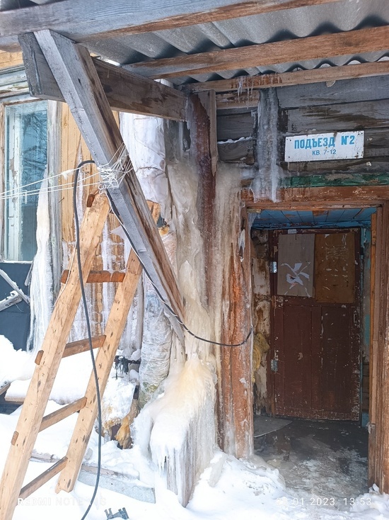 В Лабытнанги жилой дом зарастает замерзающими фекальными стоками