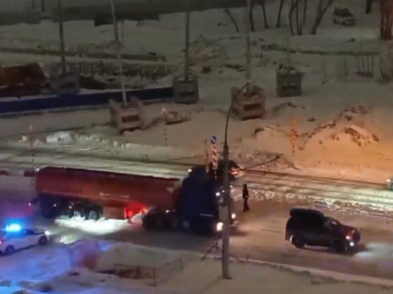 Застрявшая в снегу фура перекрыла улицу Ватутина в Новосибирске
