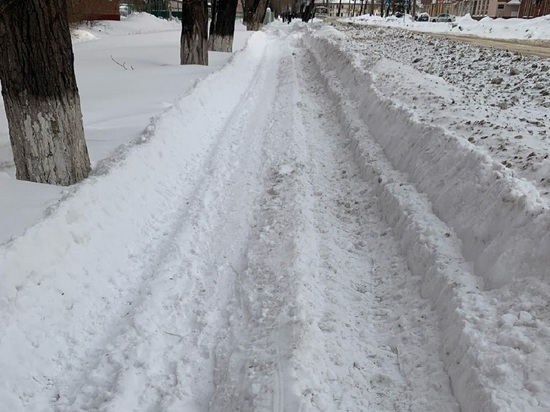 Лучше бы и не чистил: кемеровчане пожаловались на некачественную расчистку тротуаров от снега