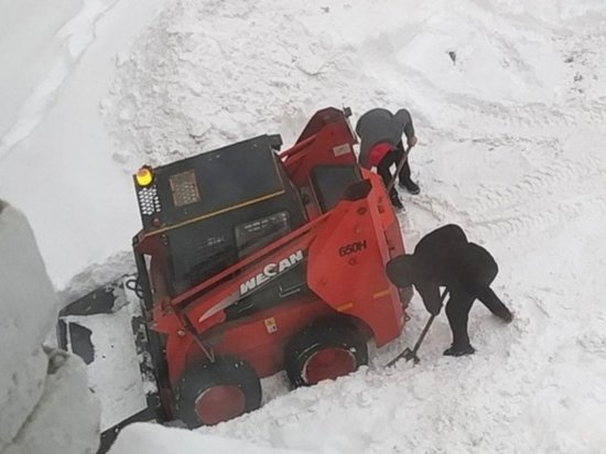 В Новосибирске уборочная техника застряла в снегу